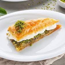 HAVUÇ DİLİMBAKLAVA /CARROT BAKLAVA - 1 Adet / 1 Pieces With İce Cream